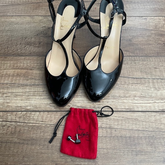 Louboutin 'Señora' T-Strap Open Toe Pump - Picture 5 of 6